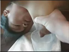 Pornografi e fshehur u bë mbi njeriun në vaskë dhe në krye peed në bark