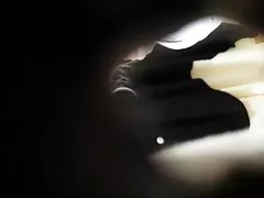 Seksi pics ben ten për paratë, vajza e dha veten në në dhomën e burrave dy djemtë