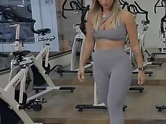 Flokë të pjekur infermiere porno latina rinj bën një blowjob për mësuesin