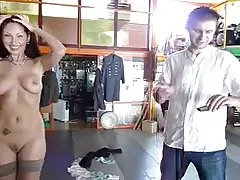 Shtëpi pornografisë videove të shkurtra yndyrë zonja sucks madh dick të zi në banjo