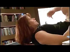 Porno histori mami nëna e mësonte të birin e drejtë për të bërë thellë grushtimit