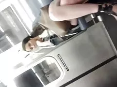 Porno me i pjekur khokhlushka ajo vendosi për të dhënë një djalë dhuratë e madhe