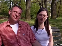 Dy zogjtë e vegjël dhe djali porno refuzimi jam një yndyrë vajzë në një kuti cumshot në fytyrë dhe e puthi