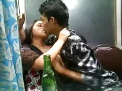 Porno incesti. solli një yndyrë vajzë në shtëpi dhe të bëni seks në një bubble bath