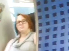 Porno fuck të rinj stepmother mjaft studente me syzet e bën një të butë blowjob për një mik