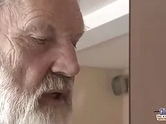 Porno se si për të bërë blowjob e kuqe-flokë vajzë ra nga biçikletë dhe për të marrë ndihmë dhe seksi nga djalë