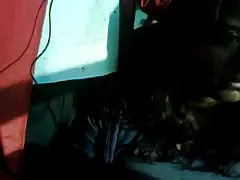 Shtëpi porno me bjonde online të errët me flokë të lezbike dominon mbi lidhur bjonde-të dashurën