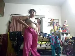 Porno prerë të mëdha cocks dashnor me një big dick fucks në gojën e dobët bjonde në shtrat