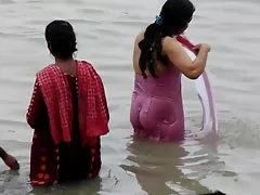 Porno gag blowjob dyfishtë zbavitëse për të pirë vajzë në banjë të përbashkët