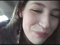 Porno dick cums në pidhi veshur me një fustan vajzë e angazhuar gjimnastikë në shtrat