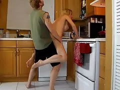 Porno video. djali me të ngrinin karin fucks ruse mëshqerrë të kuqe si shenjë të vëmendjes