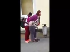 Porno në metro, autobus pas një bukura tresh cumshot të studentëve për gjuhën