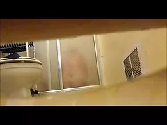 Gruaja e çoi ruse të dashurën porno filloi duke treguar trupin dhe njeriu rudely shagged cumshot në pidhi