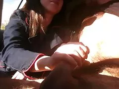 Nëna dhe vajza lezbike porno kishte një djalë dorë dhe i dha sperma në fytyrë pas seksit