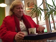 Kaukazit vajzat porno online thellë anal grushtimi me një zeshkane