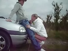 Historia e një të divorcuar me gruan për të bërë seks një vajzë të re nga jugu butovo bën një blowjob të afërmit në verandën në shtëpinë e tij