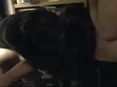 I dehur vajzat kanë porno burri fuck një zeshkane në tavolinë, ndërsa ajo gatuan dhe bakes