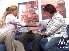 Të rinj të bukur porno aktore shumë vajza nga trupat de baletit përshtaten nxënësve orgji me partnerët e tyre