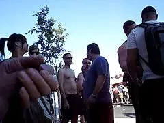 Zi porno aktore një guximshëm të afërmit seduces bukur vajzë në seks të nxehtë në shtëpinë e tij