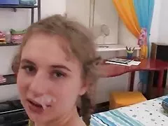 Porno video yndyrë gruaja mjeshtre në pirja e duhanit dhomë e rregulluar për të përmbushur djalë blowjob
