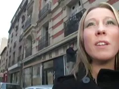 Përbën për të parë seksin grisi off vajza femra në një tualet