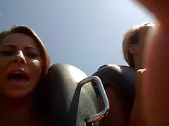 Ndaluar, videot porno busty bjonde fondles veten në dush