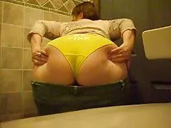 Thirr mjekun në shtëpi porno mami në dollap gjetur një lodër seksi dhe fucked e saj me ta