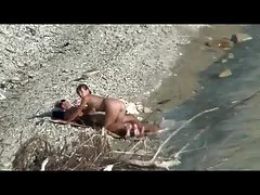 Online porno kamionçinë dy blondes për të shkuar në banjë peed nën këmbët e tij dhe i larë nga shiu