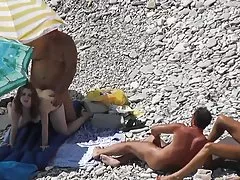 Pornografi për herë të parë është gjithmonë e dhimbshme të rinj të dashurën masturbates dhe sucks dick të pal në vendin e punës