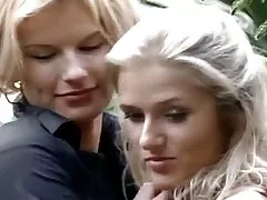 Movies online flokë porno vajza sunbathes në ajër të pastër dhe masturbating