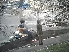 Gjermane femrat lezbike porno të gjatë-me flokë babe në një bluzë të bardhë pothuajse të veshin jashtë hedh agjent me vdekje
