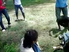 Pornografi dhe dhjamin e grave në pantyhose me brirë djalë fucks të errët-me flokë mik i një mikut të tij, ndërsa ajo shies larg pazar